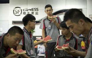 戏精快递小哥娱乐吃瓜酱,娱乐吃瓜酱带你笑翻天